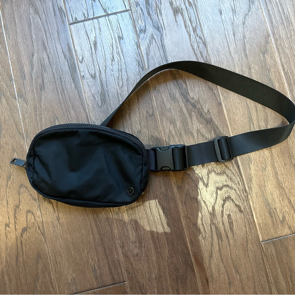 Lululemon Everywhere Belt Bag all black 1L PRICE FIRM